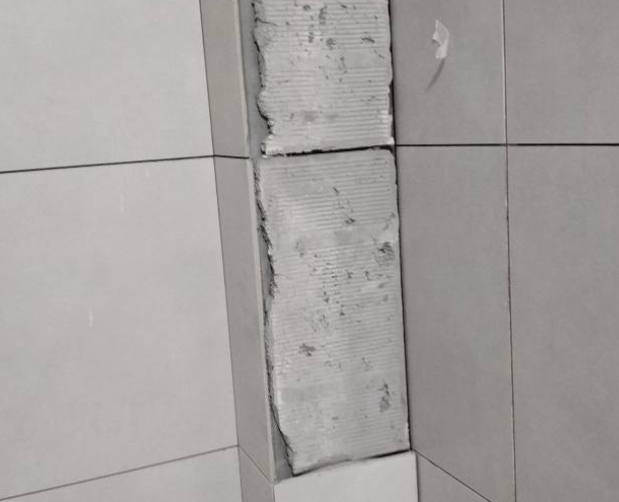 魏都瓷砖空鼓维修公司分享下瓷砖施工前基层浇水润湿程度不足，可能导致以下问题