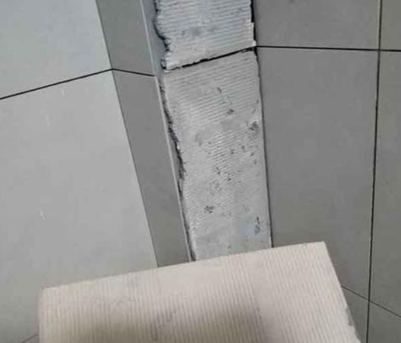魏都瓷砖空鼓维修公司分享下厨房瓷砖脱落的补救措施。